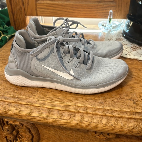 Ladies Nike free running shoes - Picture 2 of 5